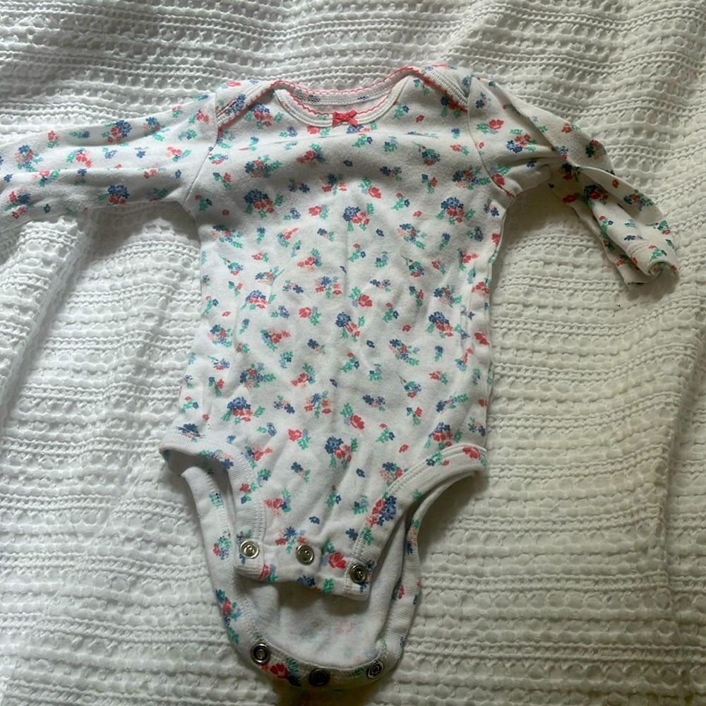 💖6 months Carters Long Sleeve Onsie